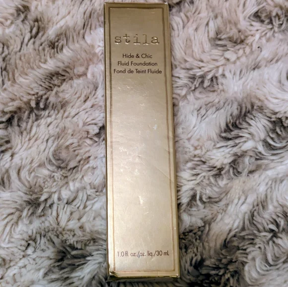 Stila Hide & Chic fluid foundation - Tan 3 - Picture 3 of 4